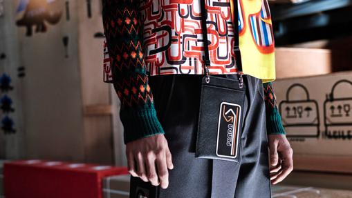 Prada recupera el minibolso a modo de tarjetero