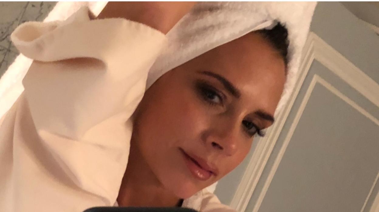 Victoria Beckham se hace un selfie en el espejo