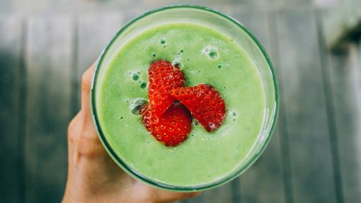 La forma más sencilla de tomar espirulina es añadirla a zumos y batidos