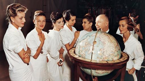 Christian Dior rodeado de modelos en una de las imágenes de la exposición