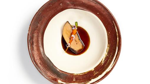 Foie Gras Asado con Extracto de Cebolla Roja, un plato del Corral de la Morería Gastronómico