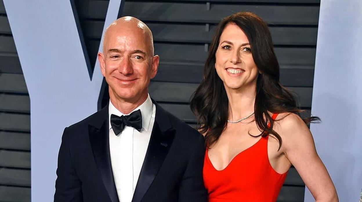 Jeff Bezos junto a su todavía mujer MacKenzie Bezos