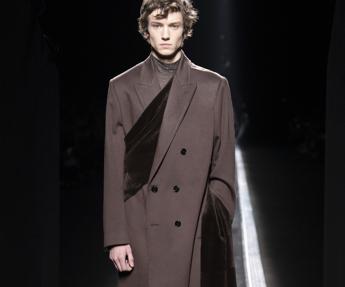 Modelo con fular de la colección Dior otoño- invierno 2019/2020