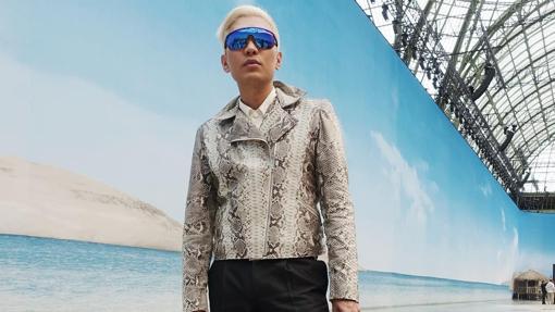 Bryan Gray Yambao con chaqueta animal print