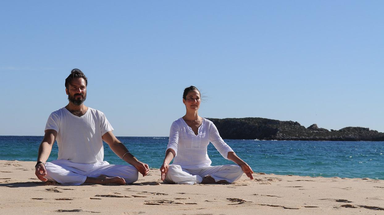 Una filosofía que parte del yoga y la meditación, pero que va más allá.