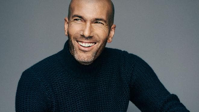 Zidane apuesta por una barba corta y con aspecto informal, pero cuidada en una de las imágenes de campaña para Mango
