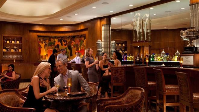 Una de las coctelerías del complejo