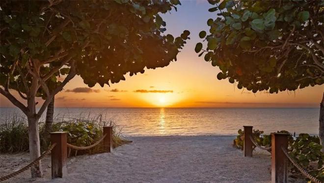 El salón se abre a una playa privada de arena blanca