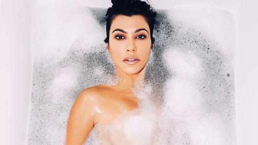 Kourtney Kardashian desnuda en su bañera