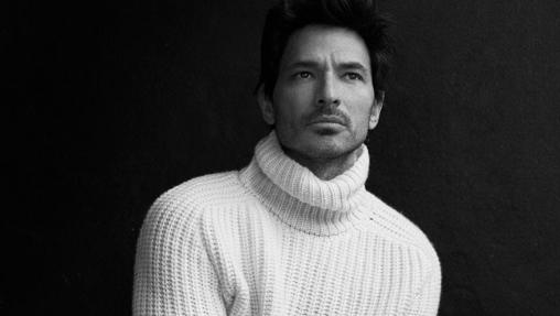 Presume de torso con un jersey de cuello vuelto