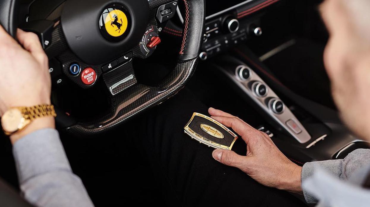 Llaves con diamantes incrustados de Awain