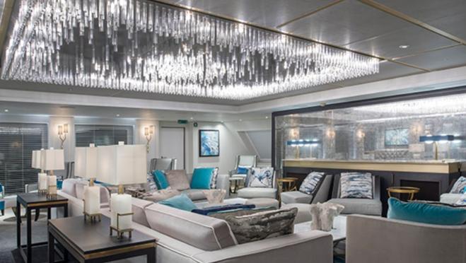 Sus interiores tienen mobiliario de lujo y están cubiertos de materiales nobles