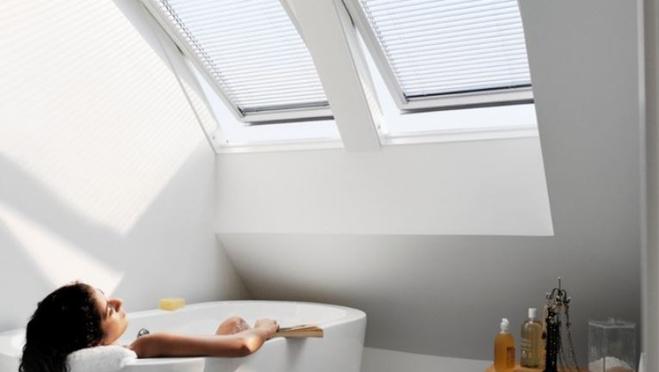 Las ventanas cenitales optimizan la entrada de luz porque el sol está en el cielo