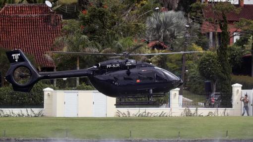 Neymar bajando de su aeronave