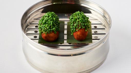 Croqueta pintada y kimchee