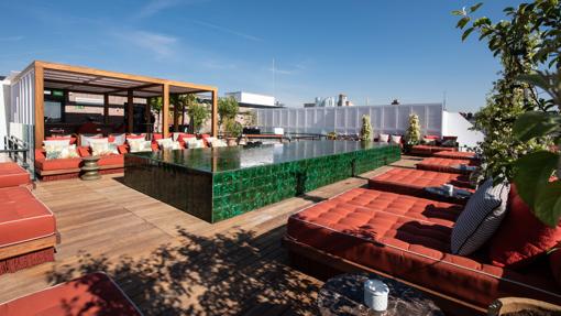 La piscina de la terraza Picos Pardos en Hotel Bless Madrid