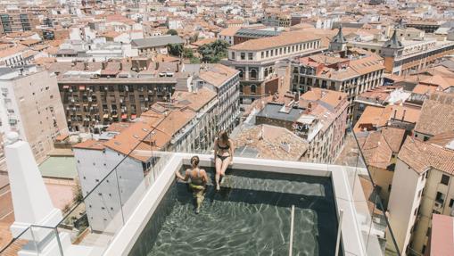La piscina de la terraza de Dear Hotel