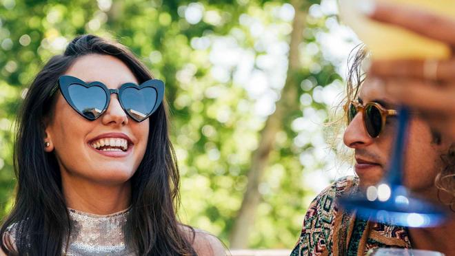 Una pareja disfruta en la "zona relax" del festival