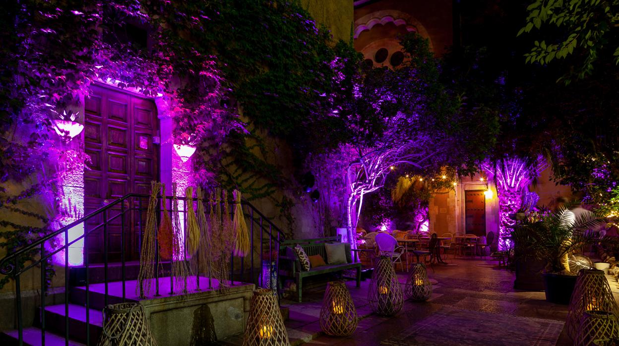 La terraza de The Chapel ubicada en el patio de la Iglesia Evangélica alemana en Madrid