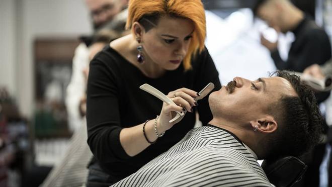 El afeitado en la barbería es todo un ritual