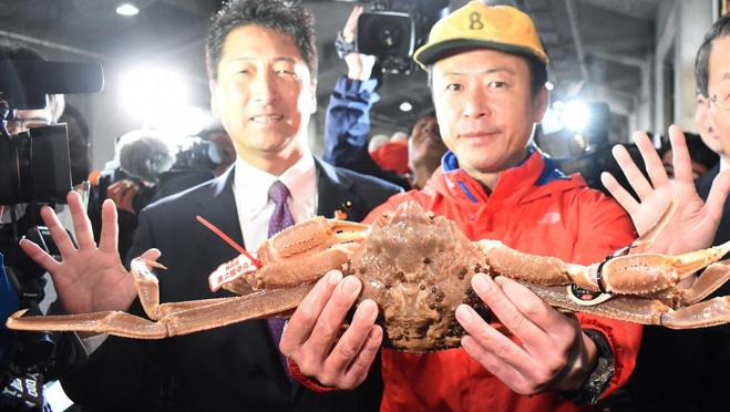 El cangrejo más caro del mundo y su propietario tras la subasta