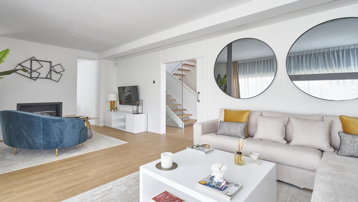 Salones amplios con luz natural y una decoración cálida y moderna