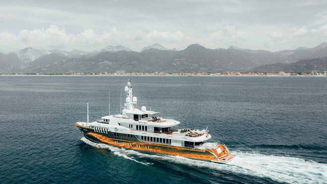 Un yate de lujo y extravagancia con el surcar el Mediterráneo