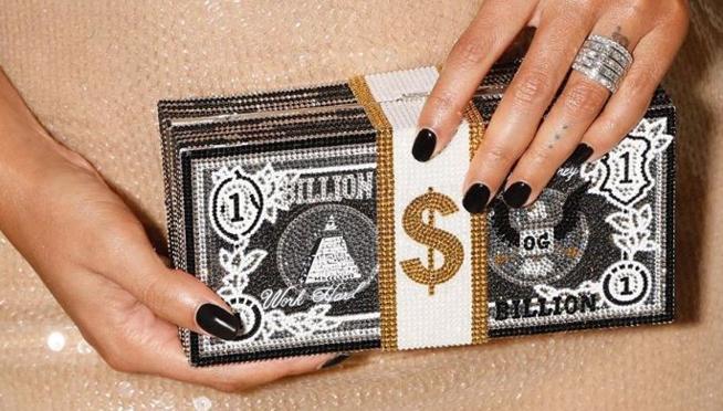 Bolso de pedrería de la cantante