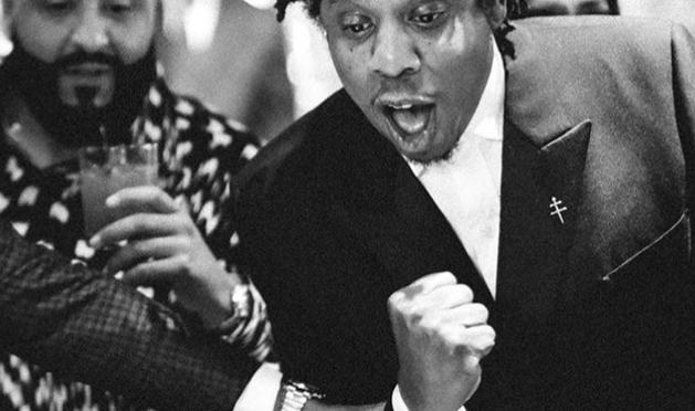 Jay-Z admirando el reloj de uno de sus invitados