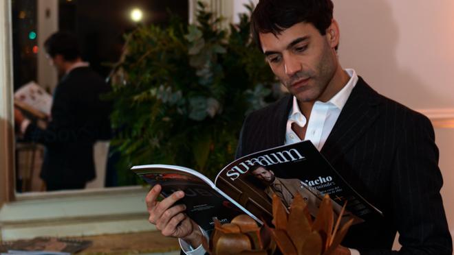 Marcos Llorente con la revista de Summum durante la fiesta