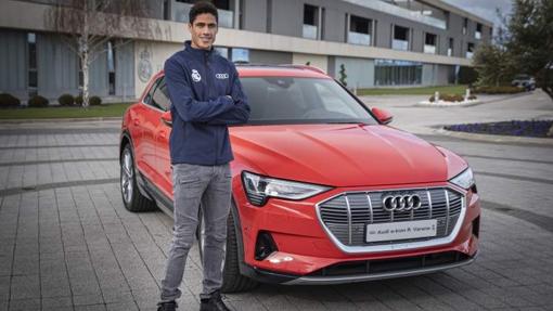 Varanne junto a su coche e- tron 55 quattro