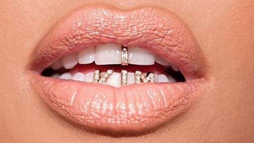 Icrustarse joyas en los dientes o sustituirlos por piezas de oro, la moda "grill"