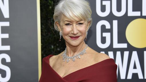 La actriz Helen Mirren posa en la alfombra roja de los Globos de oro