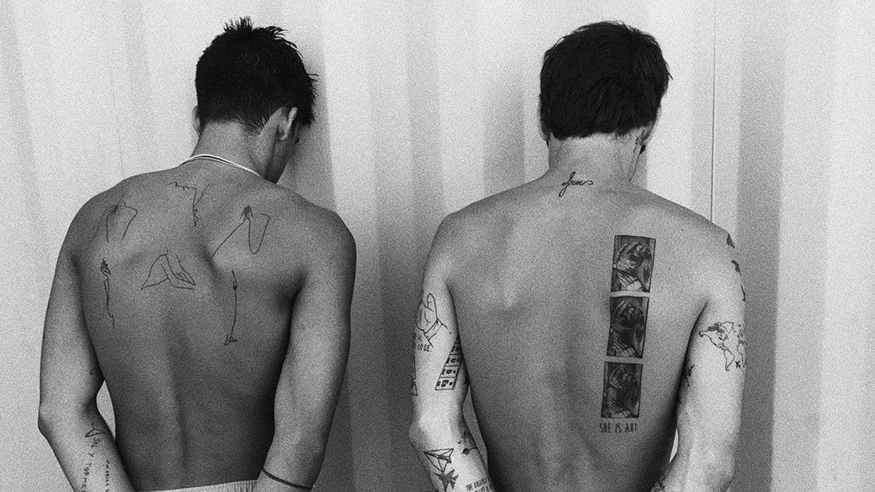 Los tatuajes de lineas finas se imponen por todo el cuerpo