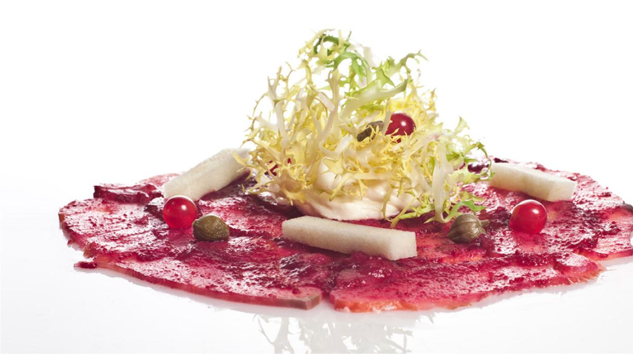 Carpaccio de salmón marinado en remolacha, ensalada y vinagreta, uno de los platos de Paco Roncero