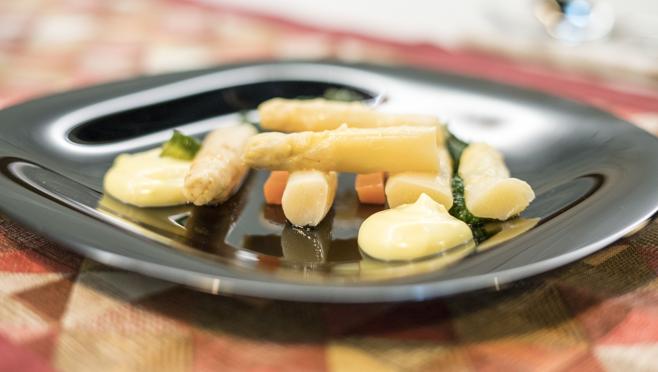 Espárragos en conserva emplatados