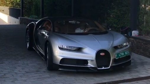 Cristiano montado en su Bugatti Chiron