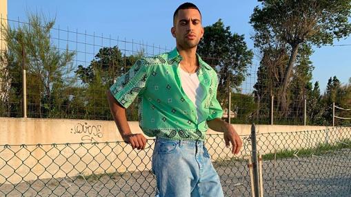 Se viste como si fuese a un festival