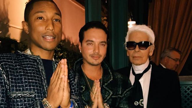 J. Balvin junto al cantante Pharrel y el Krl Lagerfeld en la Semana de la Moda de París de 2016