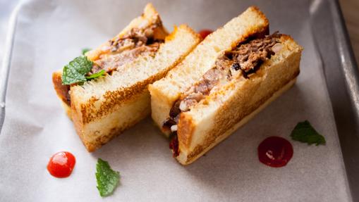 Brioche de carrillera ibérica, sésamo y hierbabuena de Apura