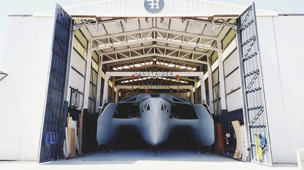 Así es el yate de lujo al estilo Batman que se fabrica en Alicante