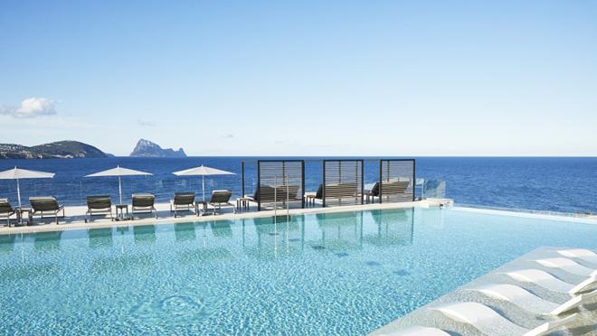 Increíbles vistas desde la infinity pool que cuenta con hamacas acuáticas