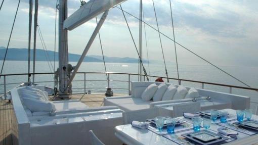 Su yate está repleto de obras de arte