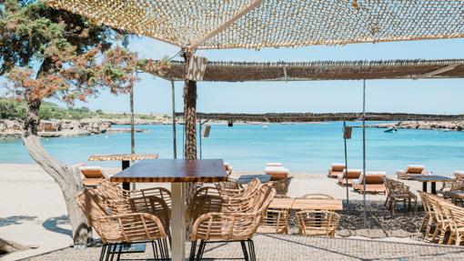 Uno de lso espacios del restaurante a pie de playa Alma Beach, en Ibiza.