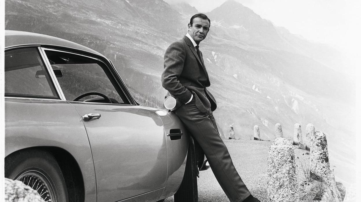 James Bond y su inseparable Aston Martin