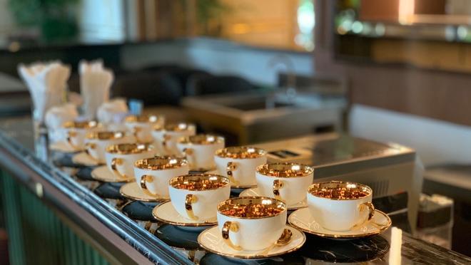 Algunos platos y bebidas llevan un toque de oro