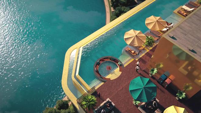 Lo mejor de este hotel es su infinity pool hecha de oro