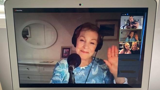 El experto en moda compartió en Instagram esta instantánea en una conferencia junto a Julie Andrews