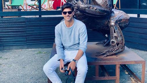 Johaness Huebl con sudadera gris