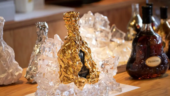 La botella de coñac está bañada en oro de 24 quilates